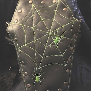 Grüne Siderweb-Coffin-Geldbeutel mit Nieten Crossbody Glow In The Dark