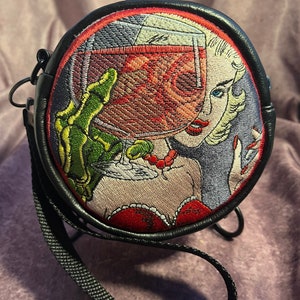 Die Illusion Retro Horror gestickte runde Handgelenk-Vegan-Tasche