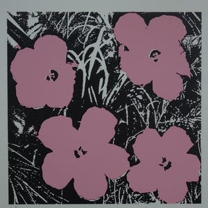 Könnte beinhalten: Ein quadratischer Siebdruck mit vier stilisierten rosa Blumen vor einem kontrastreichen schwarz-weißen Hintergrund aus Blattwerk. Der Druck enthält die handschriftliche Signatur Andy Warhol unten rechts und die Editionsnummer 11/300.