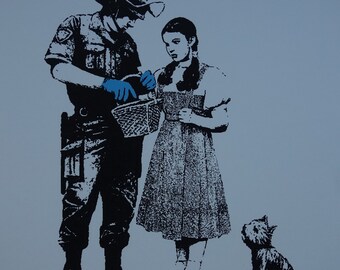 Puede incluir: Una ilustración en blanco y negro de un policía con sombrero y guantes, hablando con una niña con un vestido y sosteniendo una cesta. Un pequeño perro blanco y negro está sentado en el fondo. La imagen está firmada "BAVRAY 10/250".