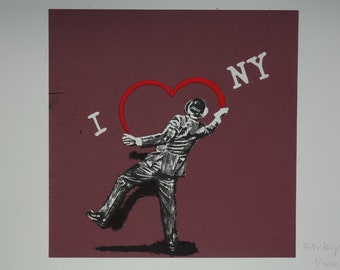 Puede incluir: Una ilustración en blanco y negro de una persona con traje y sombrero dibujando un corazón rojo alrededor de las palabras "I NY" sobre un fondo marrón.