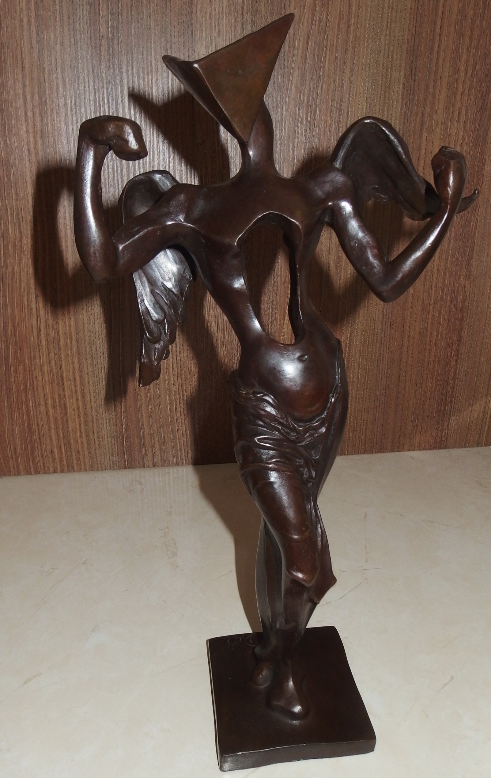 珍しいシュールなブロンズ彫刻「天使」、サルバドール・ダリの