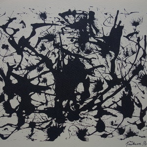 Puede incluir: Pintura abstracta en blanco y negro con una técnica de pintura por salpicaduras. La firma del artista, "Jackson Pollock", está en la esquina inferior derecha.