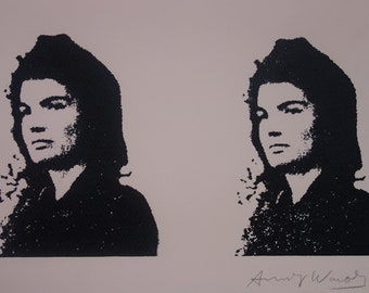 Puede incluir: Impresión en blanco y negro de la cara de una mujer, repetida dos veces. La impresión está firmada "Andy Warhol" en la esquina inferior derecha.