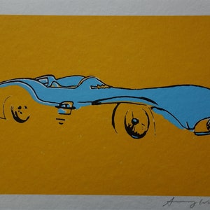 以下が含まれることがあります： 黄色い背景に、青と黒の線で描かれたビンテージレーシングカー。画像は17/100と番号が付けられています。