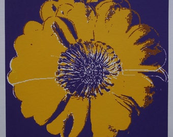 Puede incluir: Una flor amarilla con un centro morado sobre un fondo morado. La imagen está firmada "Andy Warhol" en la esquina inferior derecha y numerada "14/300" en la esquina inferior izquierda.