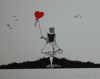 Puede incluir: Una silueta en blanco y negro de una persona que se aleja del espectador, sosteniendo un globo rojo en forma de corazón. La persona lleva un vestido y un sombrero. Hay pequeños pájaros negros volando en el cielo.