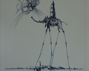 Puede incluir: Un dibujo a tinta azul oscuro sobre fondo blanco que representa un elefante con patas alargadas y delgadas que lleva una torre alta y segmentada en su espalda. Una forma de nube flota arriba, mientras una pequeña figura se sienta en el suelo.