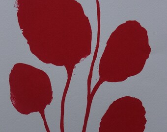 Puede incluir: Una impresión abstracta roja con cinco formas rojas que se asemejan a flores sobre un fondo gris claro. La impresión está numerada 27/50 y firmada LB.