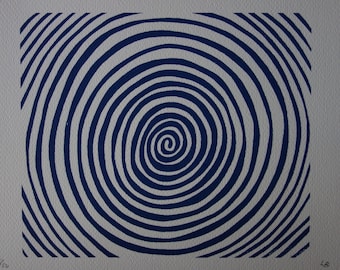 Puede incluir: Una impresión abstracta en azul y blanco con un diseño en espiral. La impresión está numerada 5/50.