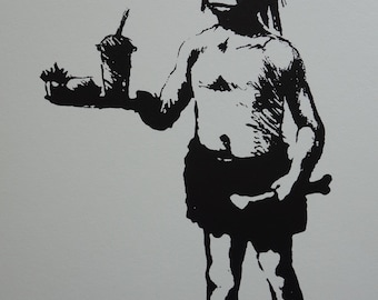 Puede incluir: Ilustración en blanco y negro de un hombre de las cavernas sosteniendo una taza y un plato de comida. El hombre de las cavernas lleva un taparrabos y tiene el pelo largo. La imagen está firmada "Banksy" en la esquina inferior izquierda.