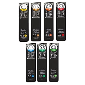 以下が含まれることがあります： Pentel Ainの0.5mmシャープペンシル替芯ケース7個セット。各ケースには長さ60mmの芯が40本入っています。ラベルには4B、3B、2B、B、HB、H、2Hの硬度が色分けされたアクセントと共に記載されており、黒い長方形の容器に入っています。