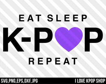 Może przedstawiać: Projekt graficzny z tekstem "EAT SLEEP K-POP REPEAT" w czarnym kolorze z fioletowym sercem w środku tekstu. Tło to wzór w białe i szare paski. Tekst "I LOVE KPOP SHOP" znajduje się na dole projektu.