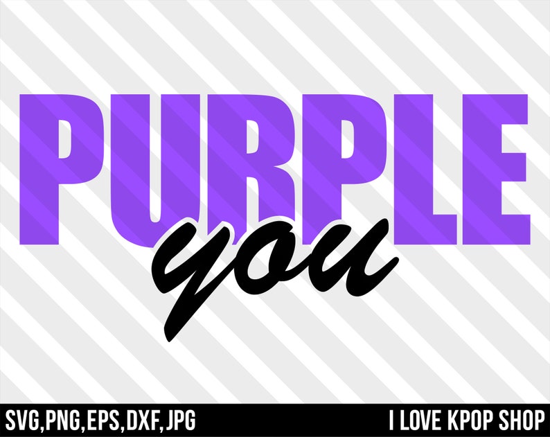 Op de afbeelding: Paarse tekst met het woord "you" in zwarte cursieve schrift. De tekst staat op een witte en paarse gestreepte achtergrond. De tekst luidt "PURPLE you". Onderaan de afbeelding staat "SVG, PNG, EPS, DXF, JPG" en "I LOVE KPOP SHOP".