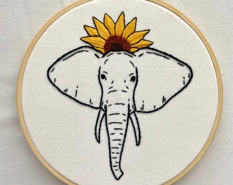 象の刺繍（フープまたは木製フレーム）、明るい色のリネン、インド、壁