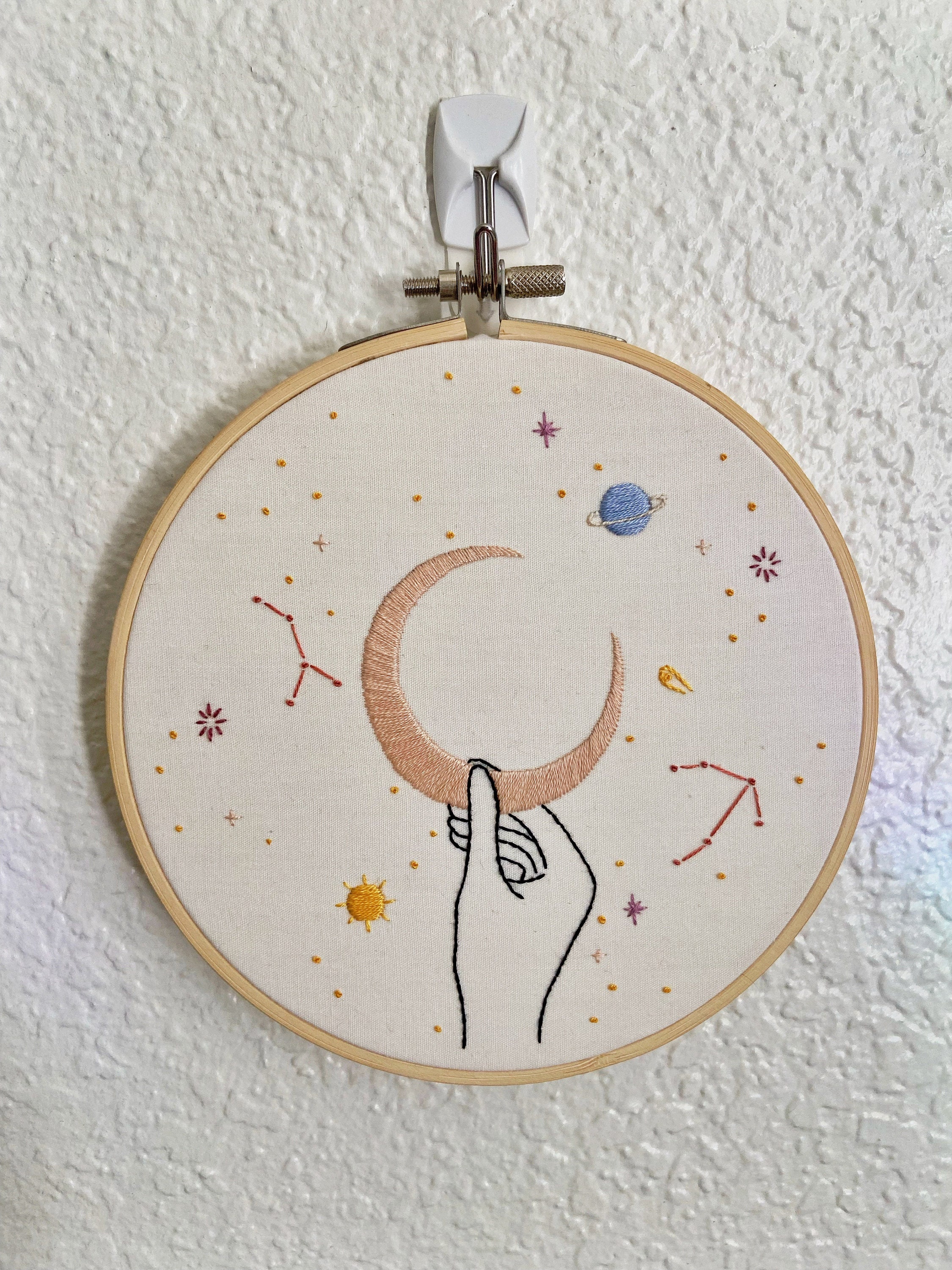 月と宇宙の刺繍枠アート - Etsy 日本
