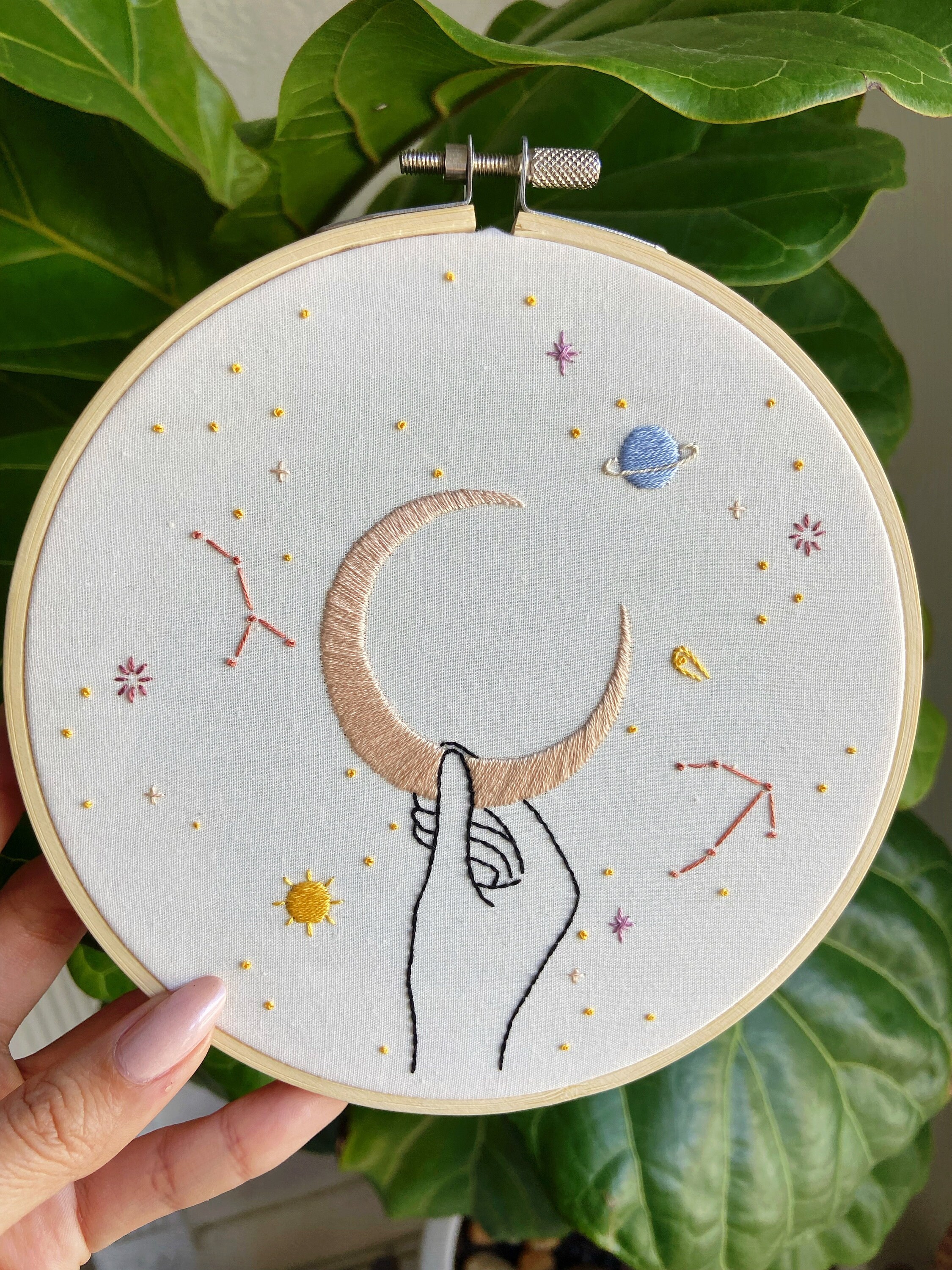 月と宇宙の刺繍枠アート - Etsy 日本