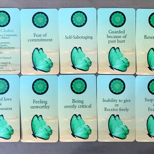 K&ouml;nnte beinhalten: Ein Set aus zehn rechteckigen Karten mit hellgr&uuml;nem Hintergrund, einem gr&uuml;nen kreisf&ouml;rmigen Chakrasymbol oben und einer gr&uuml;nen Schmetterlingsillustration unten. Jede Karte zeigt einen individuellen Text zum Herzchakra und emotionalen Zust&auml;nden.