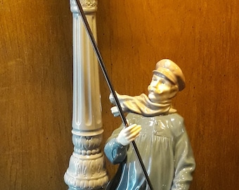 Lladro Lamplighter Figurine Made in Spain Porcelain Vintage Daisa Collectible #5205
