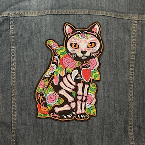 猫の伝承 大きなアイロン接着パッチまたは縫い付けアップリケ 刺繍仕上げ 骨 猫 死者の日 バイカーパッチ 動物 ペット 可愛い メキシコ