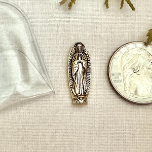 Pequena Senhora de Guadalupe Mini Estátua Charme Para Bolsa Carteira Proteção Fé Charme Católica Religiosa Virgen de Guadalupe Cor Prata Metal