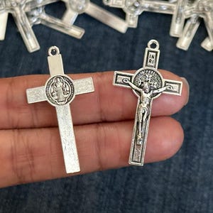 13 piezas de cuentas de San Benito Cruz Jesús Rosario Parte Extremo Metal Color Plata Medalla Joyería Religiosa Católica Suministro 3D San Benito Cruz ¡Bonito!