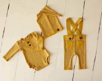 Senapsfärgad fotograferingsoutfit för nyfödd: Stretchig sparkdräkt, sömnmössa, strumpebandshållare