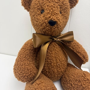 Urso de pelúcia artesanal – 40 cm, macio e de pelúcia, perfeito para guardar como lembrança.
