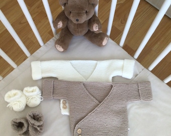 Ensemble Gilet croisé, brassière avec chaussons assortis