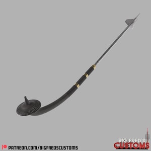 Puede incluir: Una lanza negra y dorada con un mango curvo y una punta afilada. El mango está envuelto en cuero negro y tiene una banda dorada en el extremo. La lanza mide aproximadamente 1 metro de largo.