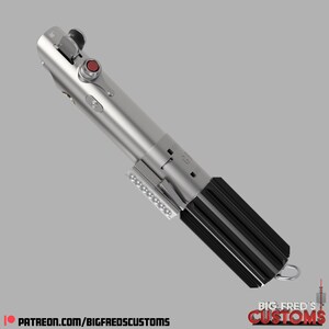 Pode incluir: Um sabre de luz prateado com uma al&ccedil;a preta e um bot&atilde;o vermelho. O sabre de luz tem uma l&acirc;mina prateada e uma al&ccedil;a preta com uma faixa prateada. O sabre de luz &eacute; um brinquedo popular para crian&ccedil;as e adultos.