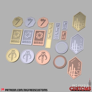 Puede incluir: Una colección de fichas y insignias metálicas renderizadas en 3D, de varias formas y tamaños. Los artículos presentan diseños en relieve, incluyendo un número 7 estilizado, un símbolo en forma de estrella y una calavera mandaloriana. La paleta de colores incluye tonos dorados, plateados y cobrizos.