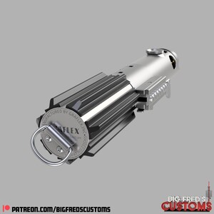Pode incluir: Uma r&eacute;plica de sabre de luz prateada com uma al&ccedil;a preta e um anel de metal prateado. A al&ccedil;a tem um padr&atilde;o de listras pretas e prateadas e o anel tem o texto "MANUFACTURED BY GRAFLEX, INC. S9012315" e "AFLEX U.S. PAT. OFF."