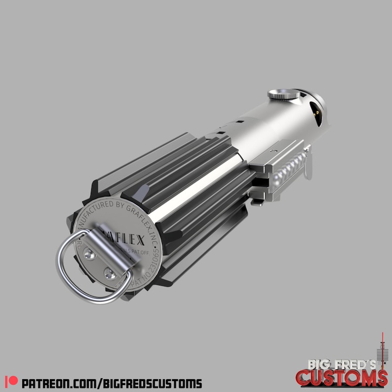 Pode incluir: Uma r&eacute;plica de sabre de luz prateada com uma al&ccedil;a preta e um anel de metal prateado. A al&ccedil;a tem um padr&atilde;o de listras pretas e prateadas e o anel tem o texto "MANUFACTURED BY GRAFLEX, INC. S9012315" e "AFLEX U.S. PAT. OFF."