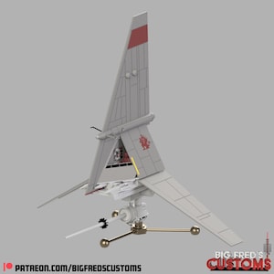 Peut inclure: Maquette de vaisseau spatial grise avec des détails rouges et un emblème rouge. Le vaisseau spatial a un aileron arrière triangulaire avec une bande rouge. Le modèle est monté sur un support doré avec deux tiges blanches.