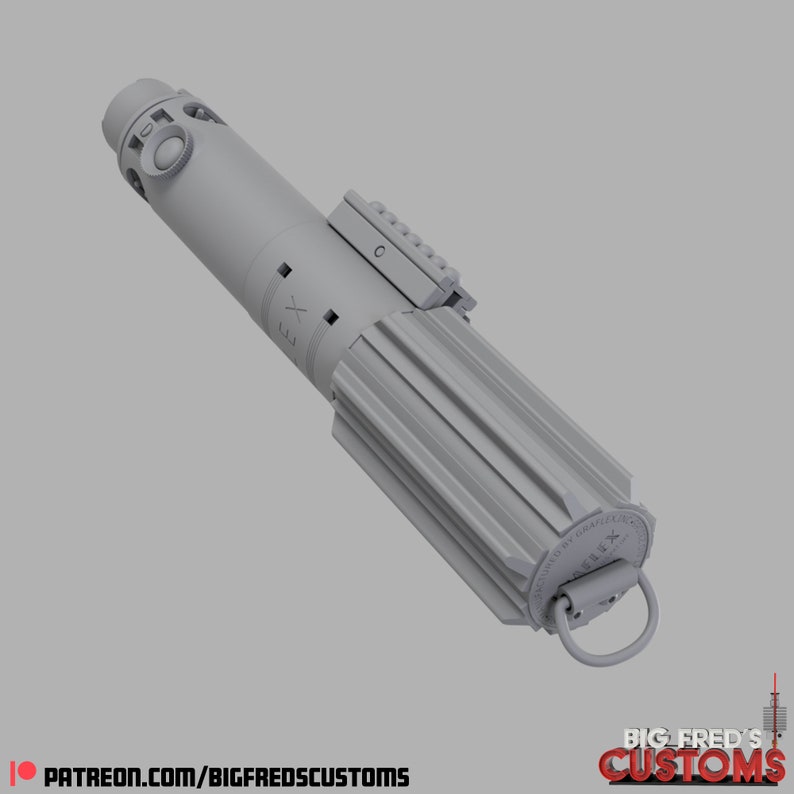 Pode incluir: Uma r&eacute;plica de sabre de luz cinza com uma pega texturizada e um detalhe preto e cinza no topo. A pega tem um anel preto com o texto "BIG FRED'S CUSTOMS" nele.