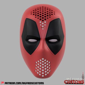 Op de afbeelding: Een rood en zwart Deadpool-masker met een gedetailleerd ontwerp en een gaas dat de mondzone bedekt. Het masker heeft een getextureerd oppervlak en een klein gaatje bovenaan.