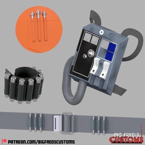 Puede incluir: Un conjunto de accesorios de vestuario que incluye una mochila gris con un panel negro y detalles azules, un cinturón con bolsas, una pulsera con cilindros y tres tubos transparentes sobre un fondo naranja.