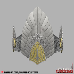 Puede incluir: Una corona plateada con un diseño de árbol dorado en el centro. La corona tiene una punta puntiaguda y está decorada con detalles intrincados.