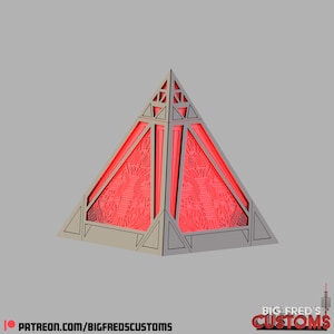 Könnte beinhalten: Ein graues pyramidenförmiges Objekt mit rotem Innenraum und komplizierten Mustern. Die Spitze der Pyramide hat dreieckige Ausschnitte. Der Text "BIG FRED'S CUSTOMS" und "patreon.com/BIGFREDSCUSTOMS" sind sichtbar.