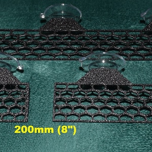 Può includere: Quattro supporti in plastica nera con ventose e un design a nido d'ape. I supporti misurano 10 cm, 15 cm, 20 cm e 25 cm di lunghezza.