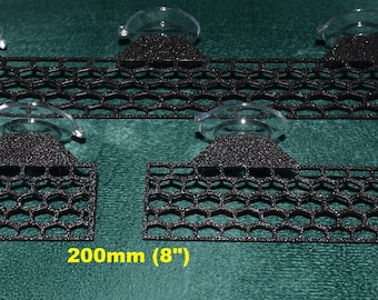 Puede incluir: Cuatro soportes de plástico negro con ventosas y un diseño de panal. Los soportes miden 10 cm, 15 cm, 20 cm y 25 cm de largo.
