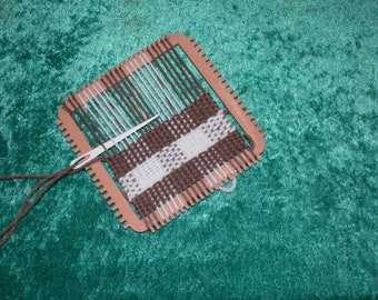 Petit ensemble de tapisserie/tissage/fabrication d'échantillons facile à gaufrer (2 métiers à tisser 2 en 1, un peigne, une aiguille, une navette et du fil)