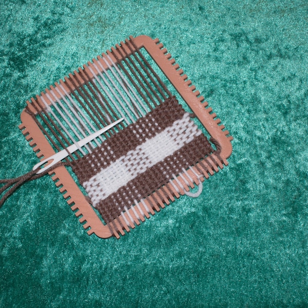 Pequeño juego de tapiz/tejido/fabricación de muestras fácil de urdir (2 tamaños x telares 2 en 1, peine, aguja, lanzadera e hilo)