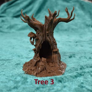 Può includere: Una scultura di albero marrone stilizzata con un centro scavato e accenti di funghi. L'albero ha più rami ed è etichettato "Tree 3" in testo rosso alla base. La scultura è ambientata su uno sfondo turchese.