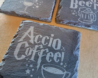 Accio Birra Caffè Vino Sottobicchieri in ardesia incisi, Sottobicchiere per bevande magiche, Sottobicchiere in pietra incisa, Sottobicchiere ispirato a Harry, Regalo in vetro Potter