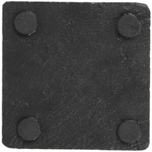 Pu&ograve; includere: Sottobicchiere quadrato nero con quattro piedini in gomma nera sul fondo.