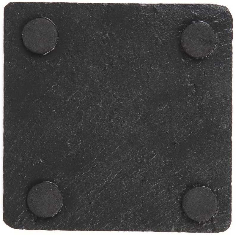 Pu&ograve; includere: Sottobicchiere quadrato nero con quattro piedini in gomma nera sul fondo.