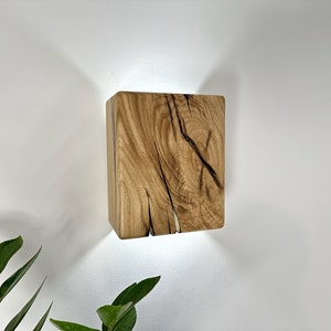 Enchufe de madera hecho a mano en aplique de pared o con interruptor, lámpara de noche de pared de tamaño personalizado, iluminación de aplique, pantallas de lámparas, luces de pared de roble de madera imagen 8