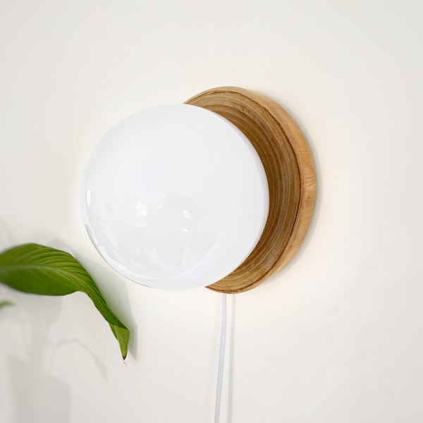 Plug-in muur minimale houten en witte globe sonce, wandlamp plug-in, handgemaakte hanglamp, ronde Scandinavische schanslamp uit het midden van de eeuw